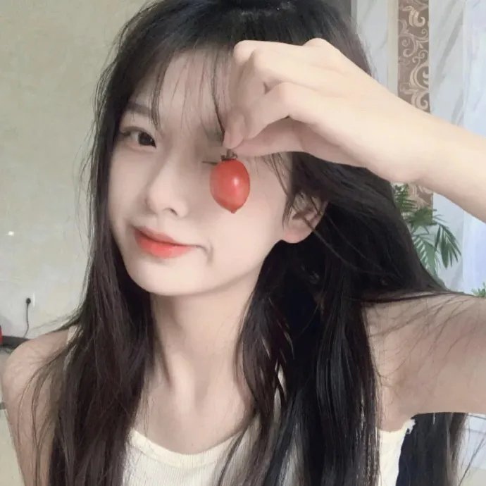 戴流苏耳环的少女